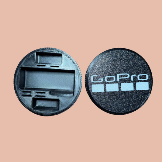 Μαύρη θήκη GoPro με διαχωριστικά για μπαταρίες και κάρτες microSD, δίπλα σε καπάκι με λογότυπο GoPro.