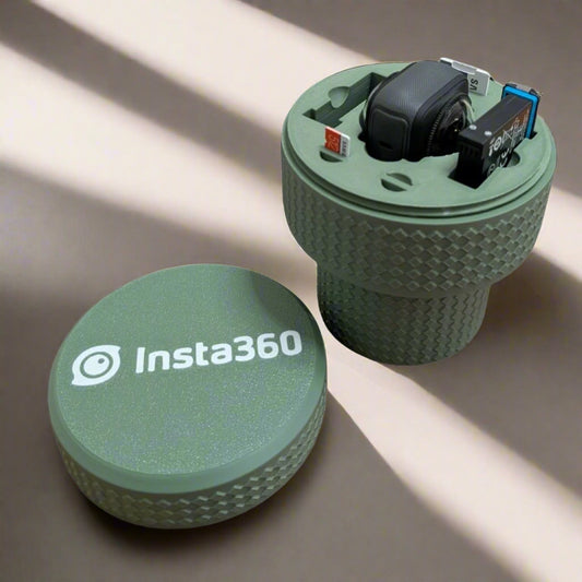 Θήκη Insta360 με κάμερα και μπαταρίες τοποθετημένες